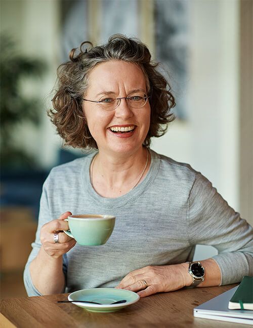 Petra Rüdisüli mit Kaffeetasse